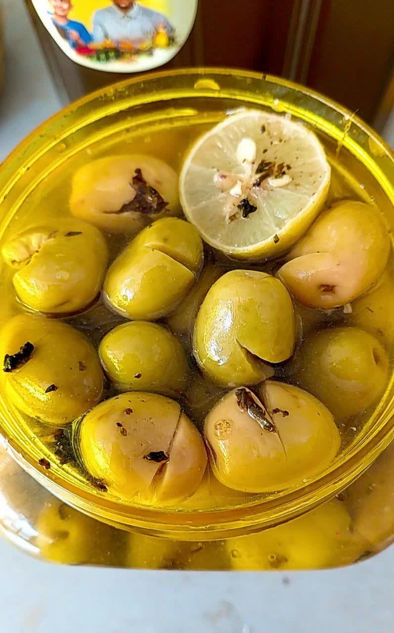 زیتون شکسته سنتی چرب با سبزیجات محلی